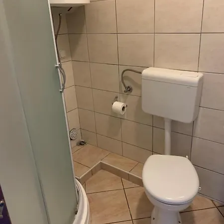 ルームズ ガーデン ゲストハウス