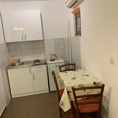 ゲストハウス ルームズ ガーデン