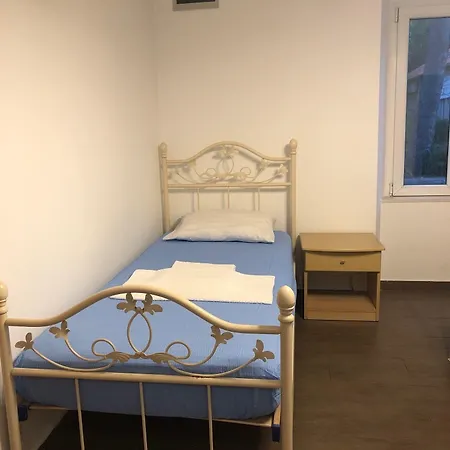 ゲストハウス ルームズ ガーデン